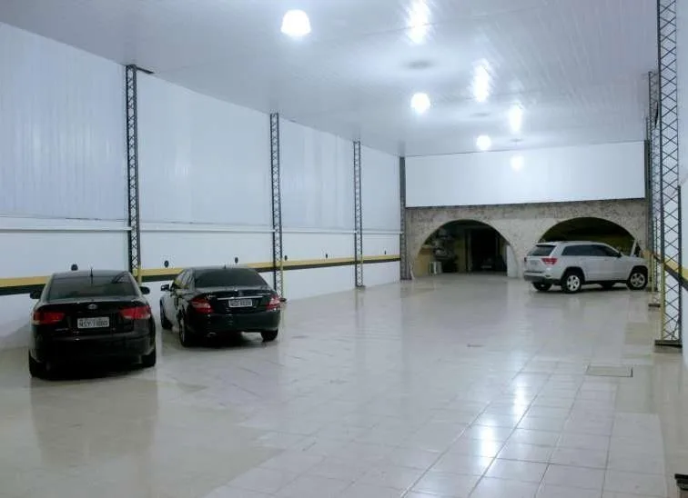 Estacionamento privativo e coberto do escritório, com vagas exclusivas para clientes.