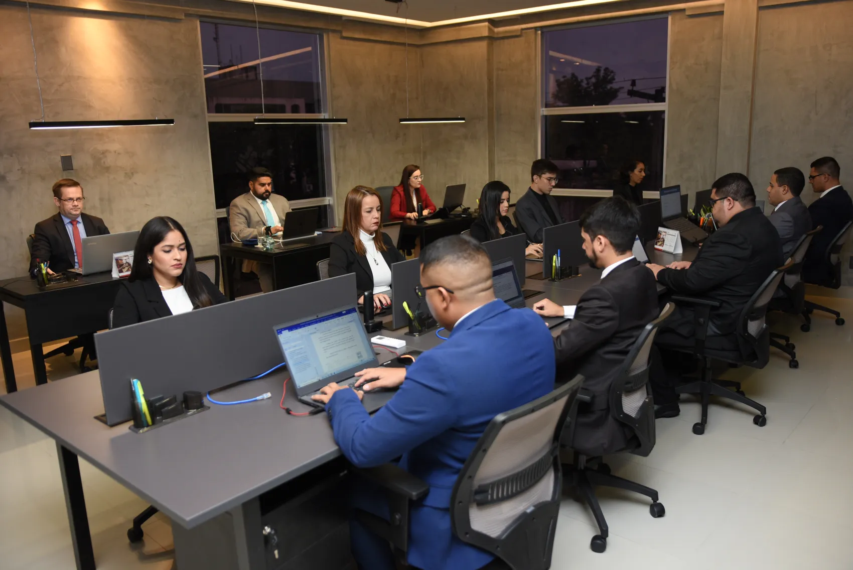Open space da sede de Macapá com a equipe de advogados trabalhando em suas estações.